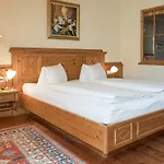 Отель Kirchenwirt Restaurant Wachau Вайсенкирхен-ин-дер-Вахау